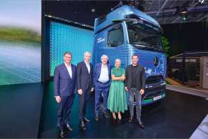 Der ehemalige CEO Mercedes Benz Trucks Martin Daum (Mitte) im Kreise der Daimler Trucks Vorstandes. Bild: MediaPortal Daimler Truck AG