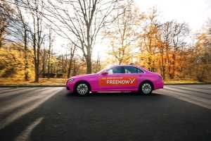 In den USA sind die Lyft-Fahrzeuge pink. Wir haben mithilfe der KI ein deutsches Freenow-Taxi schon einmal umgefärbt. Bild: Freenow / AI
