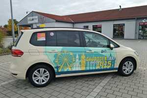 Gäuboden Taxi setzt auf digitale Bildschirme – Unterhaltung und Werbung für Fahrgäste. Bild: Gäuboden Taxi