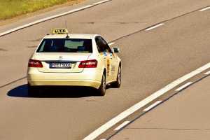 Kommunale Ausschreibungen zur Schülerbeförderung – Taxiunternehmen sollten diese Chance nutzen. Bild: Alexas/pixabay