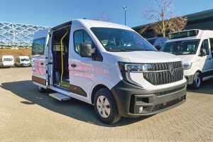 Das e-Renault Master-Vorführfahrzeug ist mit dem TriflexAIR 2.0-
Bodensystem ausgestattet. Hinter den beiden festen Vordersitzen bietet der Innenraum Platz für bis zu 4 Rollstühle oder 7 Klapp-Sitze. Bild: Tribus