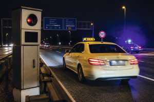 Die Ursache des Verfahrens war eine Geschwindigkeitsübertretung. Die Reaktion des Gerichts darauf war eine Fahrtenbuchauflage. Bild: KI generiert
