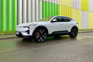 Die Front flach wie bei einem Sportwagen mit Aeroschlitzen in der Haube: Der Polestar 3 habt sich deutlich vom eng Verwandten Volvo EX90 ab. | Foto: G. Soller 