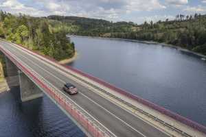 Die Route führt den in Eisenach gebauten Opel „Grandland Electric Long Range“ durch mehrere Bundesländer bis an den Fuß der Zugspitze. | Foto: Dani Heyne/press-inform