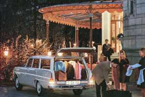 Mercedes'in ilk kombisi olan Mercedes 230 S Universal. Stuttgartlıların reklamı o dönemde bile aileye odaklanmıştı - zanaatkârlar yerine.| Fotoğraf: Mercedes-Benz