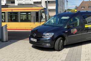 Taxi-Holl-Fahrzeug am Bahnhof Gaggenau (nicht das im Vorfall beteiligte Fahrzeug). | Foto: Holl AG