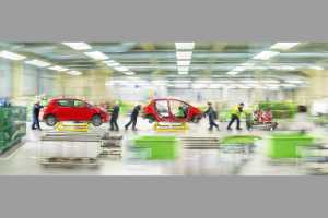 Burnaston fabrikasında eski araçlar sistematik olarak parçalanır ve yeni üretim süreçleri için malzemeler geri kazanılır. | Fotoğraf: Toyota
