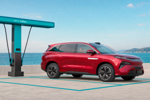 Mit 5,04 Metern Länge bietet der neue BYD Atto 8 Platz für drei Sitzreihen. Bei voller Bestuhlung fasst der Kofferraum 270 Liter, unter der Fronthaube stehen weitere 136 Liter zur Verfügung. | Foto: BYD