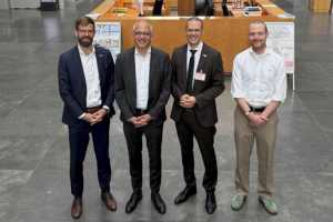 Im Mittelpunkt des Dialoges stand auch die Frage, wie sich faire Wettbewerbsbedingungen und verlässliche Perspektiven für Taxi- und Mietwagenunternehmen schaffen lassen. (v.l.n.r.) Gregor Beiner, Tarek Al-Wazir, Michael Oppermann, Floris Cooijmans| Foto: BVTM