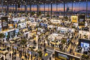 Auch dieses Jahr wird die Taximesse der Magnet für die Taxibranche - anders als im Bild wird der "taxi heute - Huss Verlag" Stand aber links vom Eingang auf "A 16" zu finden sein.| Foto: taxi heute Redaktion/KI
