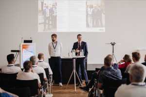 Gregor Beiner (links) und Michael Oppermann informierten beim Deutschen Nahverkehrstag in Koblenz über die Rolle des Taxis im öffentlichen Personennahverkehr sowie aktuelle Entwicklungen im Gewerbe. | Foto: EMC Studios
