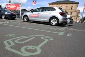 Anschluss unter dieser Nummer: Die Daten zwischen den Verkehrsträgern wie Schiene oder Straße könnten künftig frei verfügbar sein und eine universelle Mobilitäts-App ermöglichen. | Foto: dpa/Arne Dedert