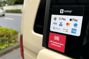 Sticker on the taxi: Digital payment and DB taxi vouchers are welcome – from 2026, processing in case of train irregularities will be exclusively via QR code. | Photo: AI-generated