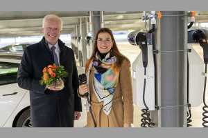 .l.: Dr. Gerhard Schmitz, Vorstandsvorsitzender im Continentale Versicherungsverbund; Dr. Sylvie Römer, Managing Director ChargeHere. (Foto: Continentale Versicherungsverbund)