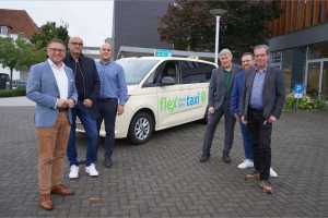 Freuen sich über den bevorstehenden Start von "flex mein ÖPNV Taxi": (v. l.) Bürgermeister Robin Rieksneuwöhner, Wolfgang Böcker (Verler Taxi-Zentrale), Mobilitätsmanager Lauritz Kanne, Michael Hildebrandt (OWL Verkehr GmbH), Daniel Brinckmann und Stefan Honerkamp (beide Verkehrsverbund Ostwestfalen-Lippe). | Foto: OWL