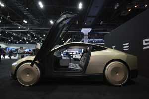Tesla'nın Cybercab adlı robotaksisi Los Angeles'teki AutoMobility otomobil fuarında sergileniyor. | Foto: Jae C. Hong/AP/dpa