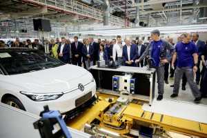 Zweifel sind Gift: Niedersachsens Ministerpräsident Stephan Weil, hier beim Produktionsstart des ID.7 in Emden, schlägt Steuerrabatte für E-Autos vor. | Foto: VW