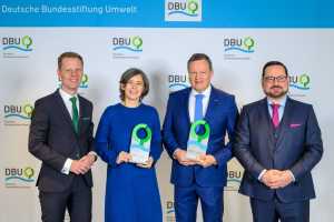Für Umwelt- und Klimaschutz ausgezeichnet: Der Deutsche Umweltpreis der DBU geht dieses Jahr an Moorforscherin Dr. Franziska Tanneberger (2. v. l.) und E-Mobilität-Pionier Thomas Speidel (3. v. l.), hier zusammen mit DBU-Generalsekretär Alexander Bonde (r.) und dem DBU-Kuratoriumsvorsitzenden Kai Niebert. (Foto: DBU)