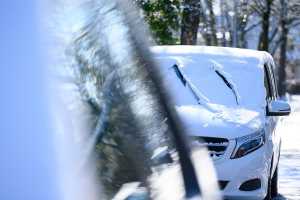 Im Winter können Scheibenwischer festfrieren. Um Schäden zu vermeiden, sollten Autofahrer sie vor Frost schützen. (Foto: Jonas Walzberg/dpa)
