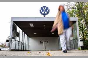 Finanzielle Probleme an VW-Standorten können zu Werksschließungen führen. Die Gewerkschaft kritisiert die VW-Spitze und kämpft für den Erhalt der Arbeitsstellen. (Foto: dpa/Julian Stratenschulte)