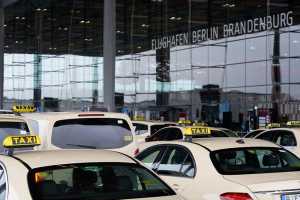 According to the Dahme-Spreewald district, taxi drivers at the airport are currently often waiting more than three hours for a transportation assignment. | Photo: Soeren Stache/dpa-Zentralbild/dpa