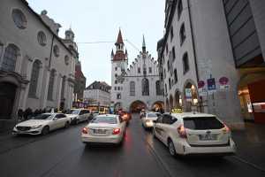 Taxis stehen vor dem alten Rathaus in der Münchner Innenstadt. Der Bundesverband Taxi und Mietwagen setzt sich weiterhin für eine Regulierung des Preiswettbewerbs zwischen Taxi- und Mietwagenunternehmen ein. | Foto: Felix Hörhager/dpa