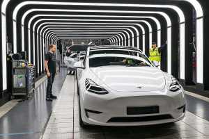 André Thierig, Werkleiter der Tesla Gigafactory Berlin-Brandenburg, steht an der Endkontrolle der Produktion von Elektrofahrzeugen vom Typ Tesla Model Y. (Foto: Patrick Pleul/dpa)
