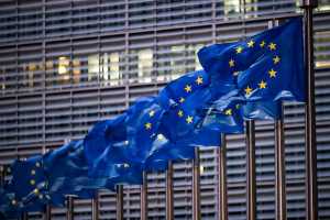 The flags of Europe are flying in front of the EU Commission headquarters. The EU is planning countermeasures for Trump's tariffs. (Photo: Zhang Cheng/Xinhua/dpa)
