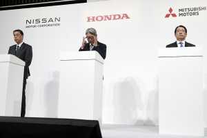 The CEO of Nissan, Makoto Uchida (from left to right), and the CEO of Honda, Toshihiro Mibe, as well as Takao Kato, CEO of Mitsubishi Motors, participate in a joint press conference. (Photo: Eugene Hoshiko/AP/dpa)