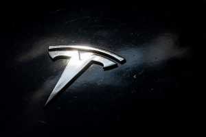 Tesla logosu bir arabanın üzerinde. ABD makamları şu anda Tesla'nın gelişmiş "Otopilot" versiyonunu inceliyor. (Fotoğraf: Sebastian Gollnow/dpa)