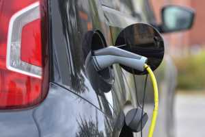 Wieder Anschluss finden: Verbände drängen auf eine rasche Regelung der E-Auto-Incentivierung. Auch steuerliche Anreize könnten gute Wirkung entfalten, heißt es. | Foto: dpa/Patrick Pleul 