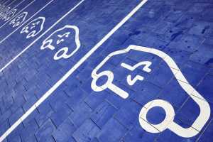 Keine Sorge vor zu geringer Reichweite: Größere Batterien, ein engmaschigeres Ladenetz und integrierte Navigationssysteme machen die Streckenplanung einfacher und sorgen für eine zuverlässige Stromversorgung.| Foto: Bernd Thissen/dpa 