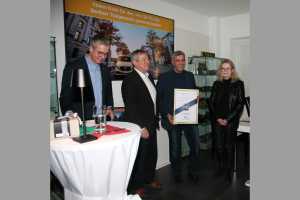 New Year's reception and award ceremony - Raed Saleh, chairman of the SPD parliamentary group, accepts the certificate on behalf of Tino Schopf. From left to right: Stefan Evers, Hermann Waldner, Raed Saleh and Ute Bonde. Photo: M. Tüxen
