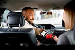 Die Anwendung S-POS unterstützt kontaktlose Zahlungen mit girocard, Debit- und Kreditkarten sowie digitalen Wallets. | Foto: S-Payment/Bundesverband Taxi und Mietwagen