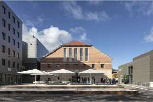 Vor der Halle E, dem Foyer der Isarphilharmonie, in der Hans-Preissinger-Straße, halten die Shuttle-Taxis zu den Parkplätzen im Blumengroßmarkt. | Foto: HGEsch Photography/Gasteig 