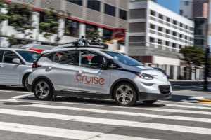 Dev reisini çekiyor: General Motors'un Cruise firmasına ait sürücüsüz bir araba, San Francisco şehir merkezinde test sürüşünde. | Foto: dpa/Andrej Sokolow