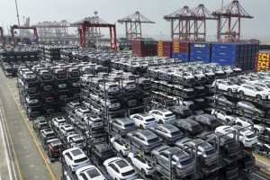 Hybrid-Schwemme: Nachdem die EU bei den Zöllen eine Flanke offen ließ, nutzten die China-Marken die Gelegenheit schnell und forcierten die Hybrid-Exporte massiv. Im Bild: Autos für den Export im Hafen Taicang in Jiangsu. | Foto: dpa/XinHua