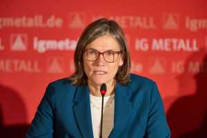 Alevli çağrı: IG Metall Başkanı Christiane Benner de Başbakan Scholz'a açık mektubu imzaladı - ve E-mobilitenin daha hızlı bir şekilde yaygınlaşması için destekleyici önlemler talep ediyor. | Foto: dpa/Georg Wendt