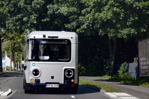 Mit KIRA+ setzen der Rhein-Main-Verkehrsverbund (RMV), die Deutsche Bahn und der Fahrzeughersteller HOLON ihre bisherigen Aktivitäten zum autonomen Fahren fort.| Foto: HOLON