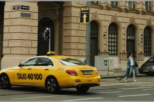 Noch sind die meisten Taxis in Wien Verbrenner und Hybrid, die Umstellung auf reine E-Taxis ab 2025 ist aber beschlossene Sache.| Foto: Kateryna Ivasiva - unsplash| Foto: 