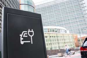 Europa unter Strom: Die Zulassungen der reinen Stromer steigen auf Rekordhöhe, auch wegen der hohen Spritpreise. Im Bild: Brüsseler Berlaymont-Gebäude. | Foto: dpa/Alicia Windzio