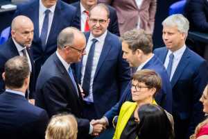 Hand drau: Die neue Regierung muss schnell liefern in Sachen E-Mobilität und das Signal setzen, findet der VDIK. | Foto: dpa/Christoph Soeder