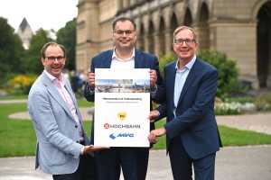 v.l.: Henrik Falk (BVG), Ingo Wortmann (MVG) und Robert Henrich (HOCHBAHN) schließen eine wegweisende Partnerschaft.| Foto: MVG