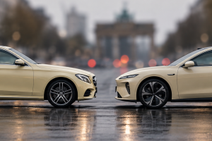 Die Preise von Verbrennern und BEV nähern sich wieder an - der Preisunterschied betrug im September im Durchschnitt 2.124 Euro.| Foto: taxi heute Redaktion/KI
