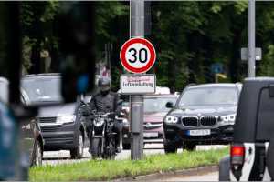 Statt Diesel-Fahrverbot: Ein Schild weist an Landshuter Allee am Mittleren Ring auf die Geschwindigkeitsbegrenzung von 30 km/h zur Luftreinhaltung hin. An der Landshuter Allee wurde lange bundesweit im Schnitt der höchste Wert des gesundheitsschädlichen Abgases Stickstoffdioxid gemessen. Auf einem rund 2,5 Kilometer langen Abschnitt des Mittleren Rings gilt daher nun Tempo 30. | Foto: Sven Hoppe/dpa 