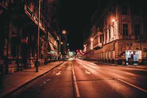 Symbolbild: Die Diskussion um Mindestbeförderungsentgelte berührt die Frage, wie die 24-Stunden-Verfügbarkeit von Taxis künftig gesichert werden kann. | Foto: Nathan Kosmak via Unsplash