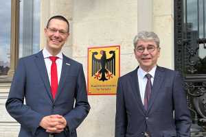 Michael Oppermann, Geschäftsführer des Bundesverbands Taxi und Mietwagen (links) und BVTM Präsident Herwig Kollar vor dem Verkehrsministerium. | Foto: Bundesverband Taxi und Mietwagen e.V.