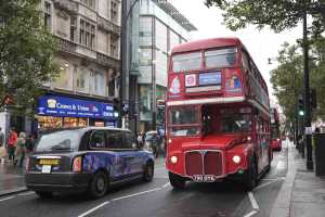 Black taxis and buses drive on Oxford Street, while preparations for the transformation of the shopping street into a pedestrian zone are underway.| Photo: Maja Smiejkowska-dpa