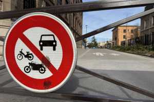 Klimaschutz im Quartier: Am Eingang einer Fußgehstraße im Pariser Norden. Die Pariser haben sich klar dafür ausgesprochen, dass 500 Straßen künftig für Autos gesperrt werden sollen. | Foto: Rachel Boßmeyer/dpa