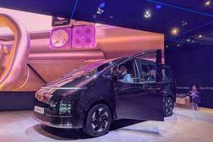 Endlich unter Strom: Der neue Staria wirkte schon immer wie ein E-Van, bis er näher kam und man den Diesel hörte ... | Foto: J. Reichel